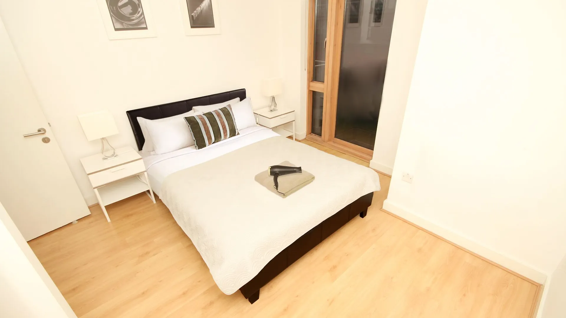 더블린 Pearse Street Sleeps 10 아파트
