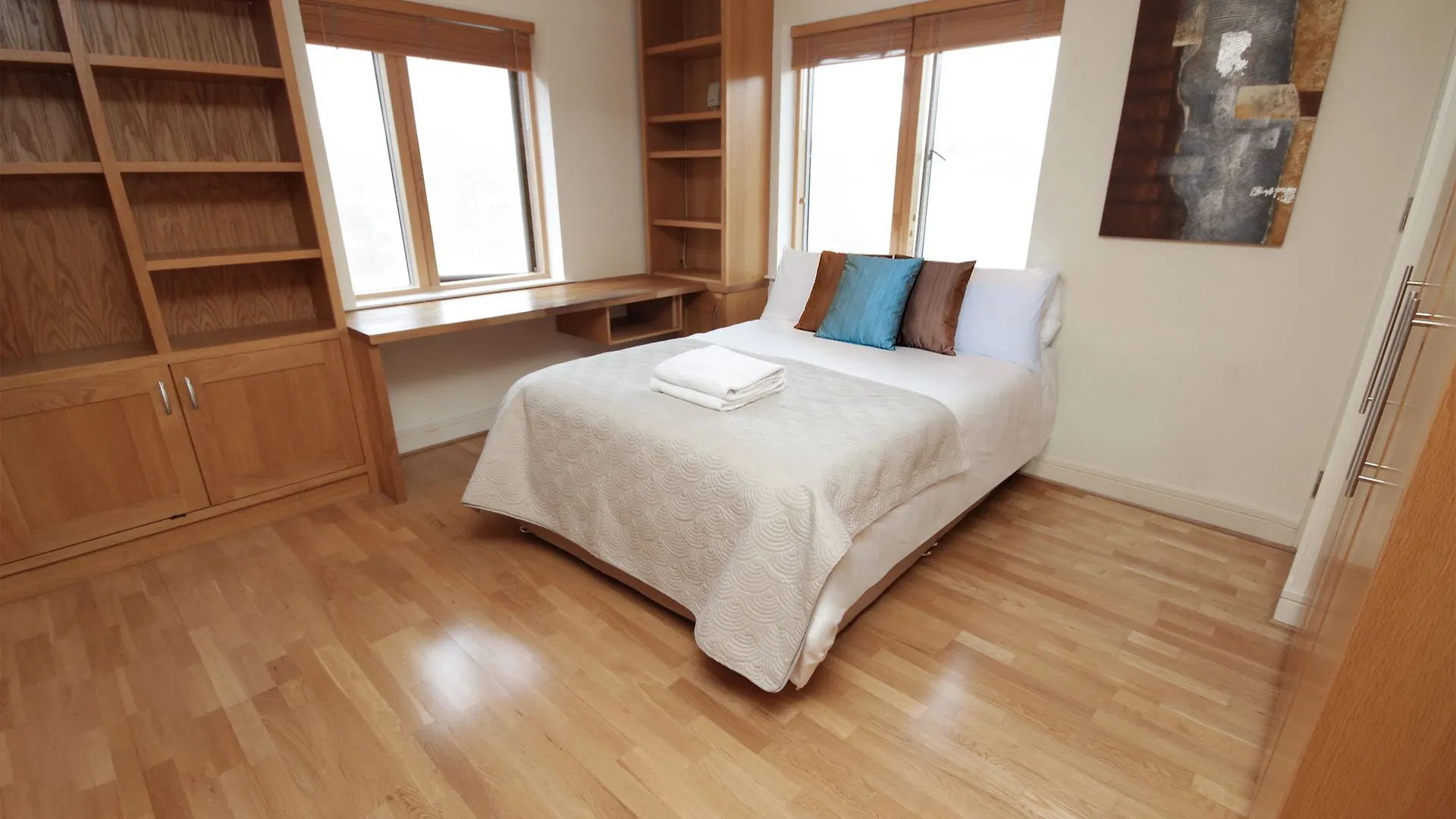 Pearse Street Sleeps 10 Apartment Dublin