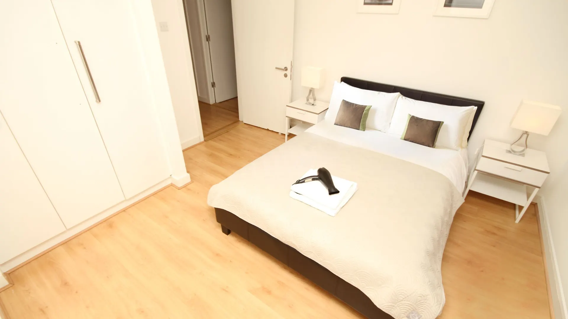 Pearse Street Sleeps 10 Apartment Dublin