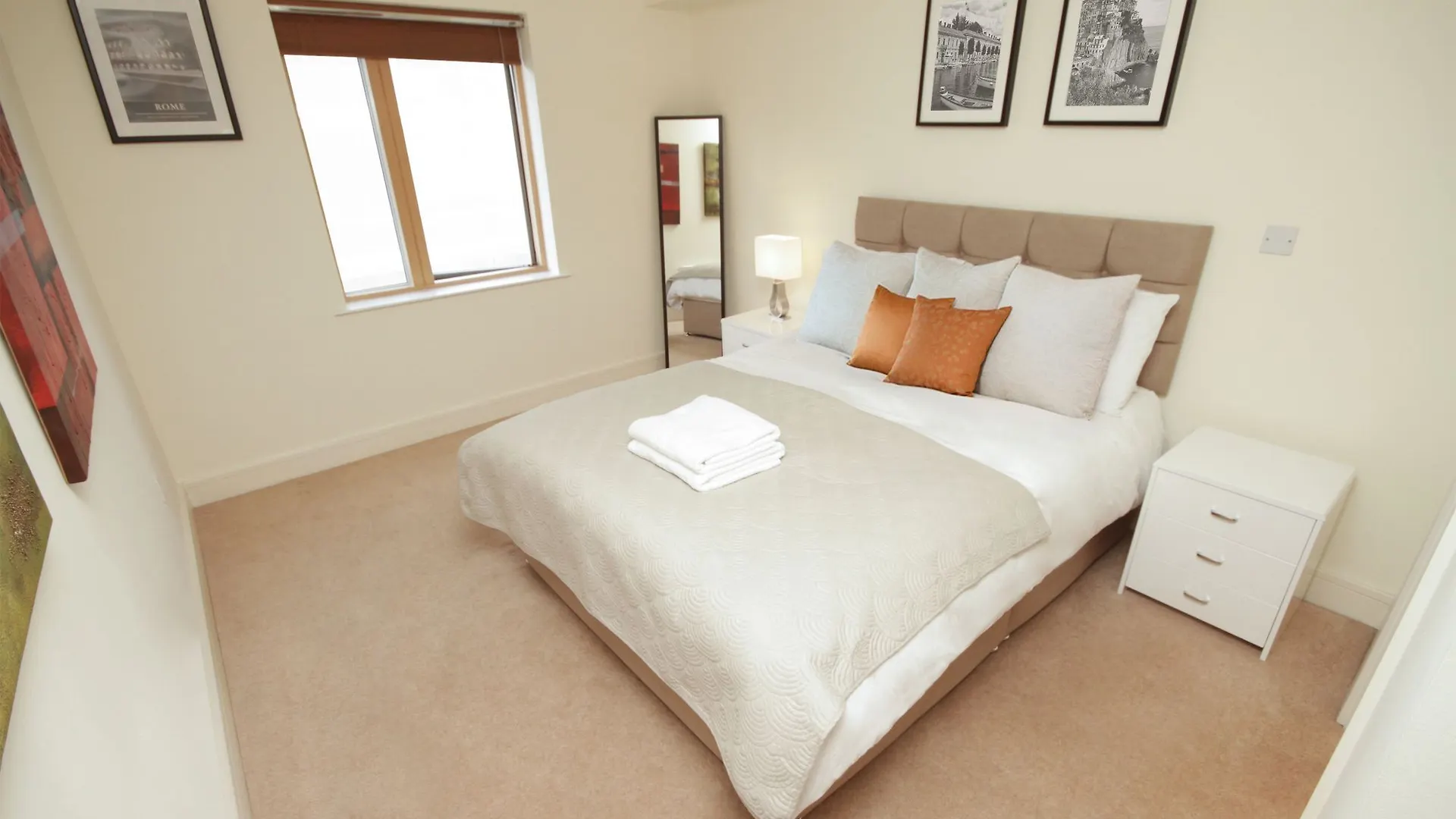 Pearse Street Sleeps 10 Apartment Dublin