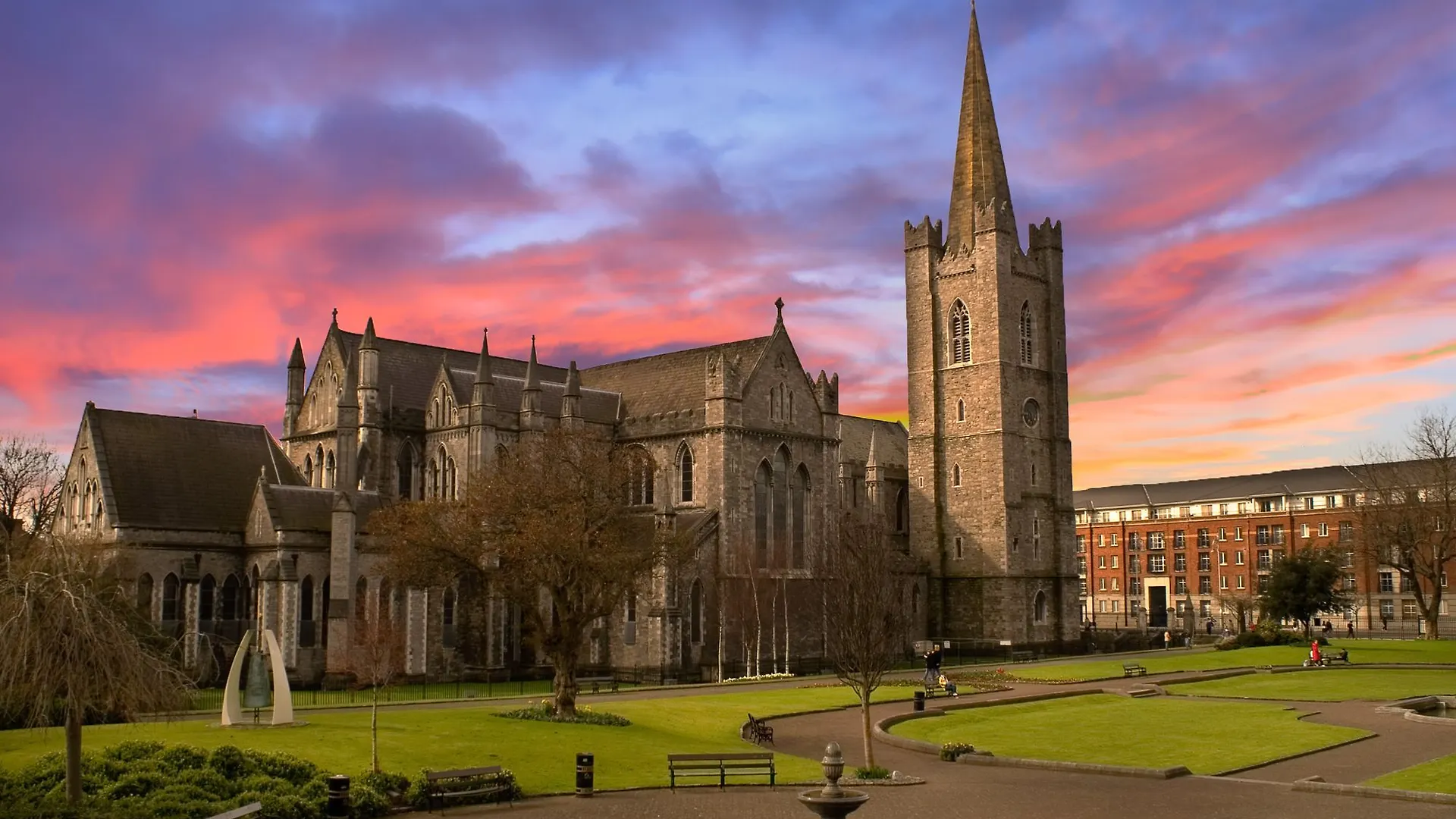 Pearse Street Sleeps 10 Apartment Dublin